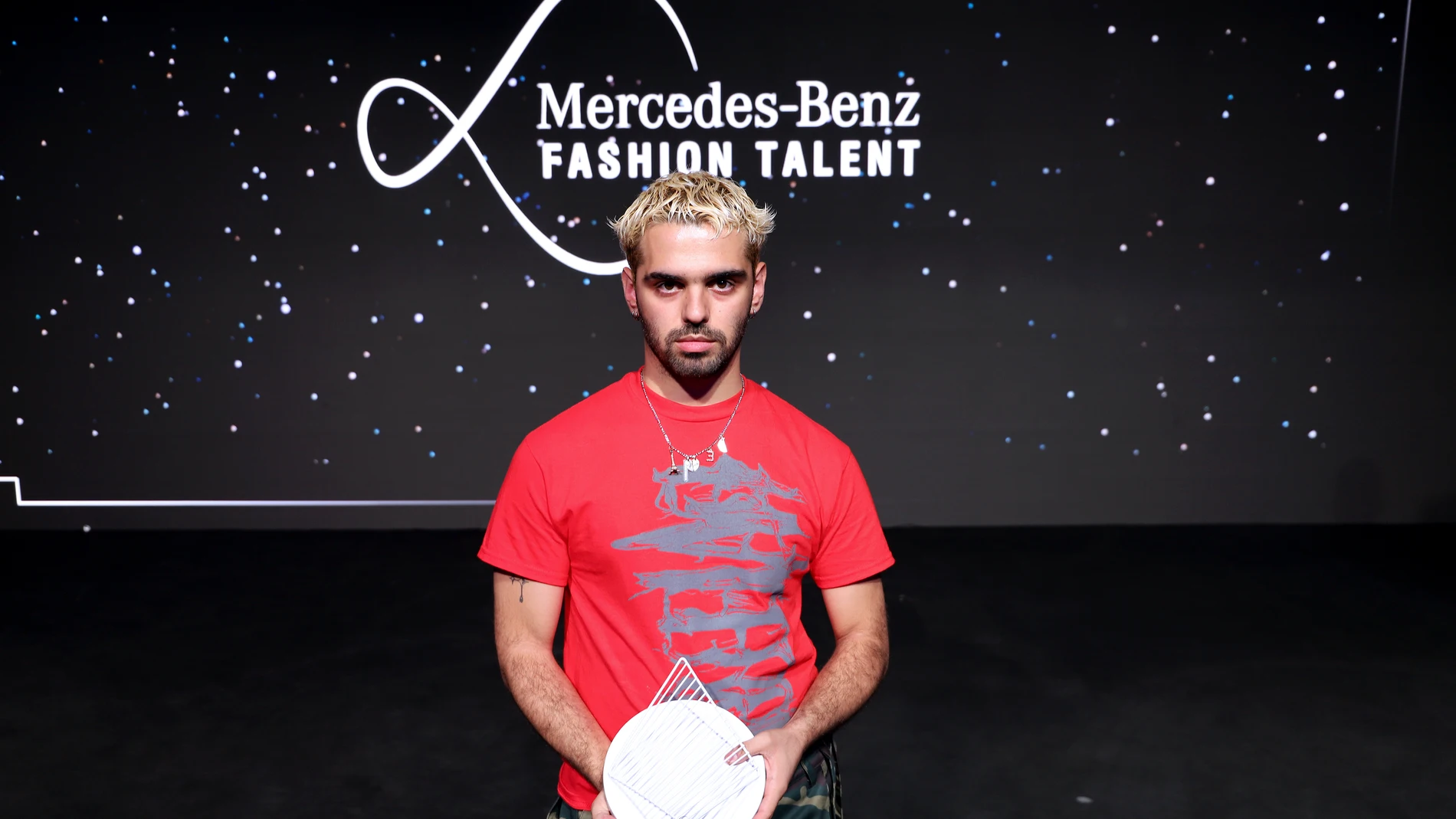 Aarón Moreno, creador de Emeerree, la firma ganadora del premio Mercedes-Benz Fashion Talent