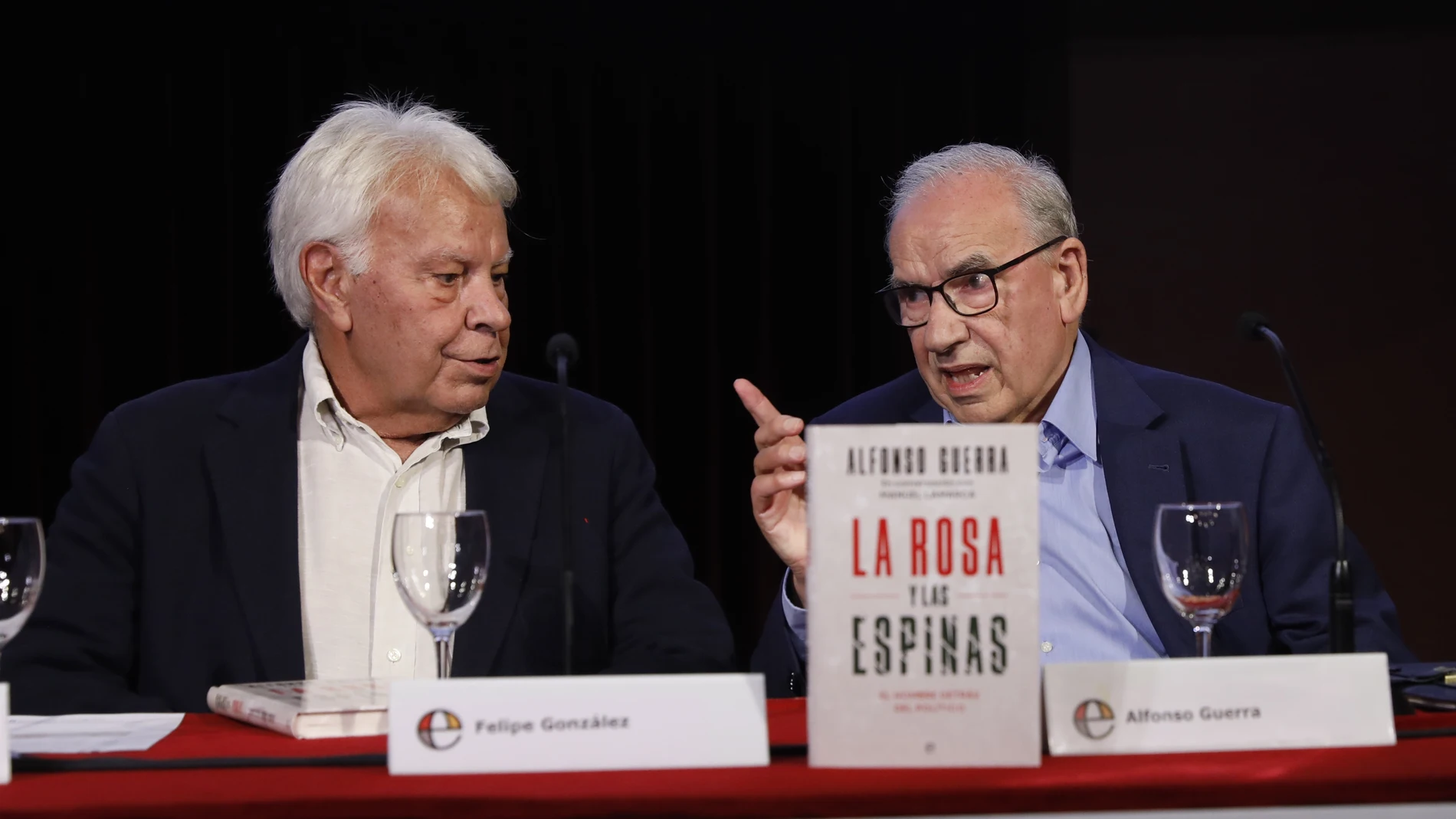 Presentación del libro de Alfonso Guerra, La Rosa y Las Espinas, con la presencia de Felipe Gónzalez. 