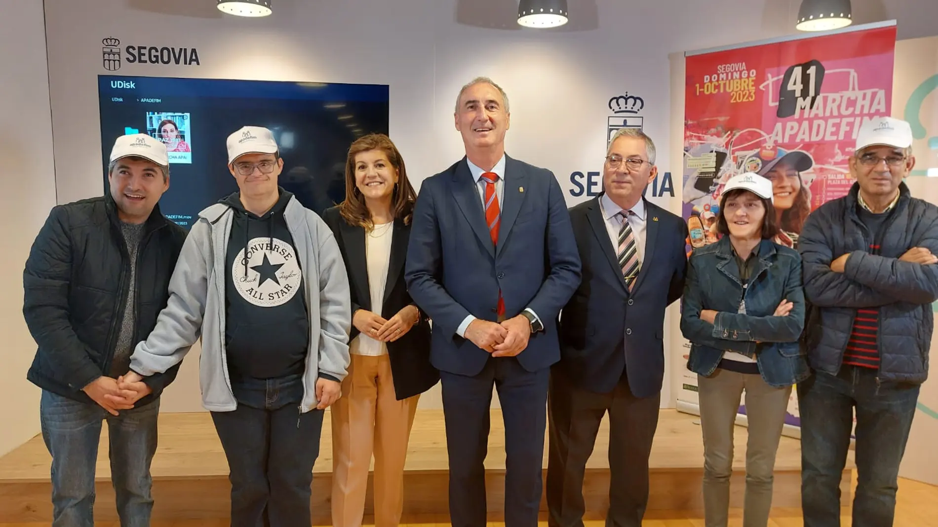 El alcalde de Segovia, Jesús Mazarías, presenta la marcha de APADEFIM