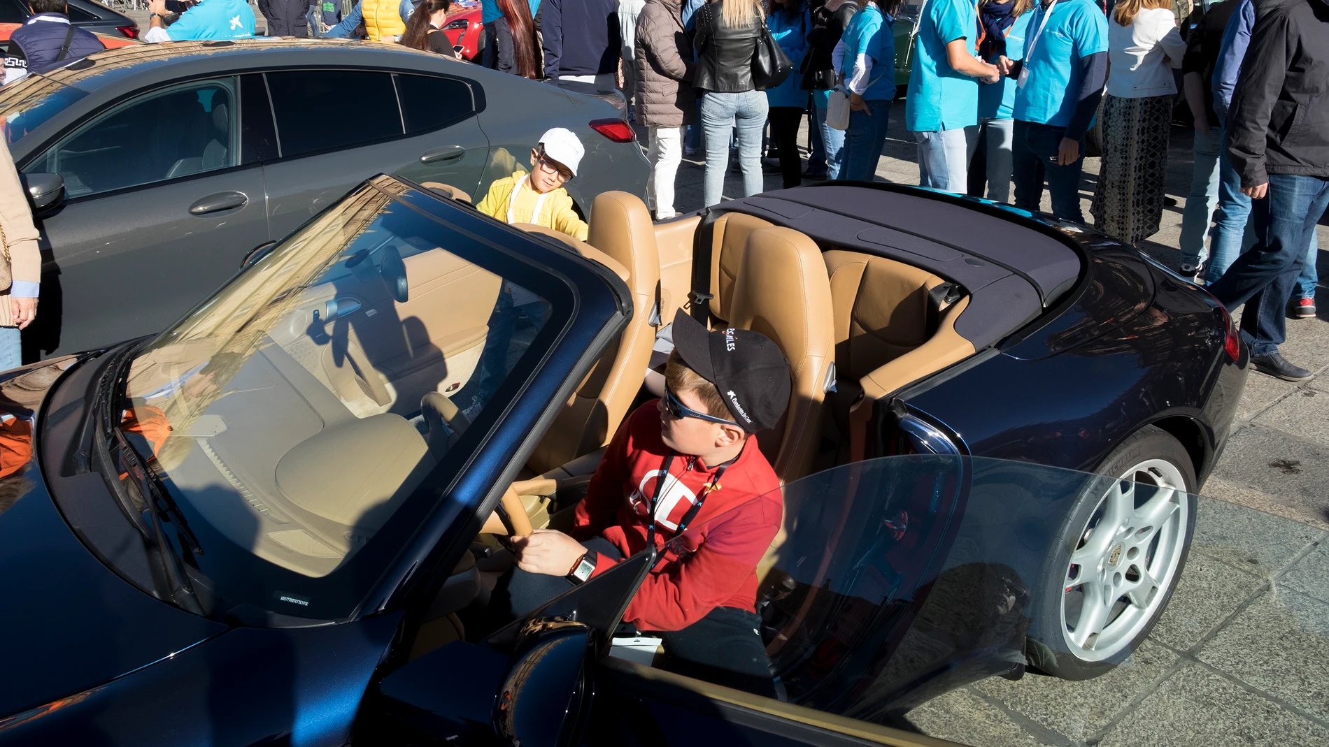 Los pequeños salmantinos disfrutan de la iniciativa "Cars for smiles"