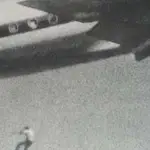 Hombre saltando de un avión