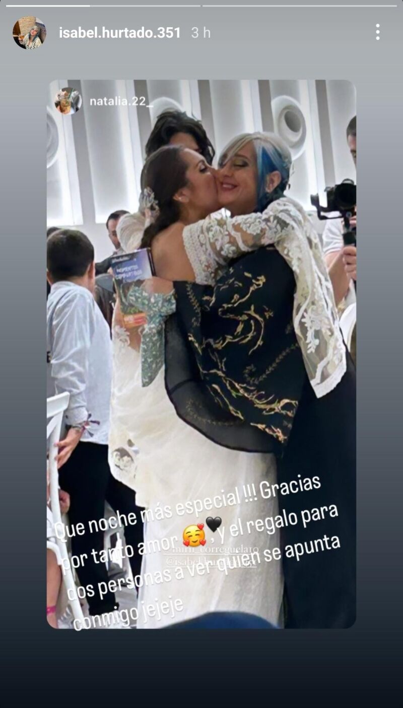 Isabel Hurtado abrazando a su hija tras la ceremonia
