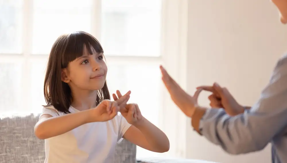 Una niña aprende lengua de signos