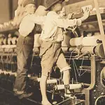 Unos niños trabajando en una fábrica de telares mecánicos donde se les empleaba por su bajo coste