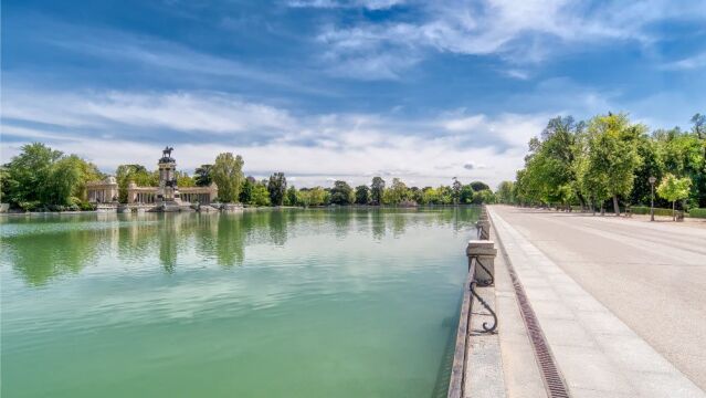Fotografía tomada durante el cierre del Parque del Retiro en tiempos del confinamiento por la pandemia de Covid-19. 