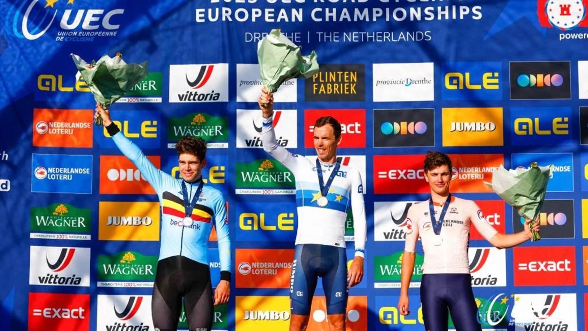 Laporte, en el podio, con Van Aert (izquierda) y Kooij (derecha)