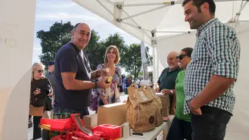 El presidente de la Diputación de Segovia, Miguel Ángel de Vicente, y la diputada Magdalena Rodríguez visitan la Feria de Alimentos de Segovia