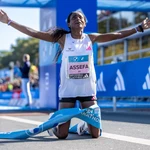 Atletismo.- La etíope Tigist Assefa pulveriza el récord mundial de maratón en Berlín