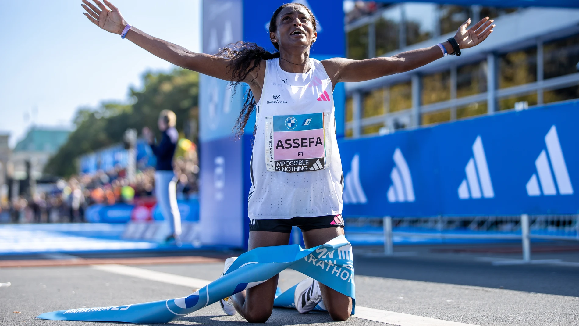 24 September 2023, Berlin: Ethiopian long-distance runner Tigst Assefa kneels on the ground winning the BMW Berlin Marathon. Photo: Andreas Gora/dpa 24/09/2023 ONLY FOR USE IN SPAIN