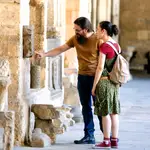 Turistas visitan la Real Colegiata de León