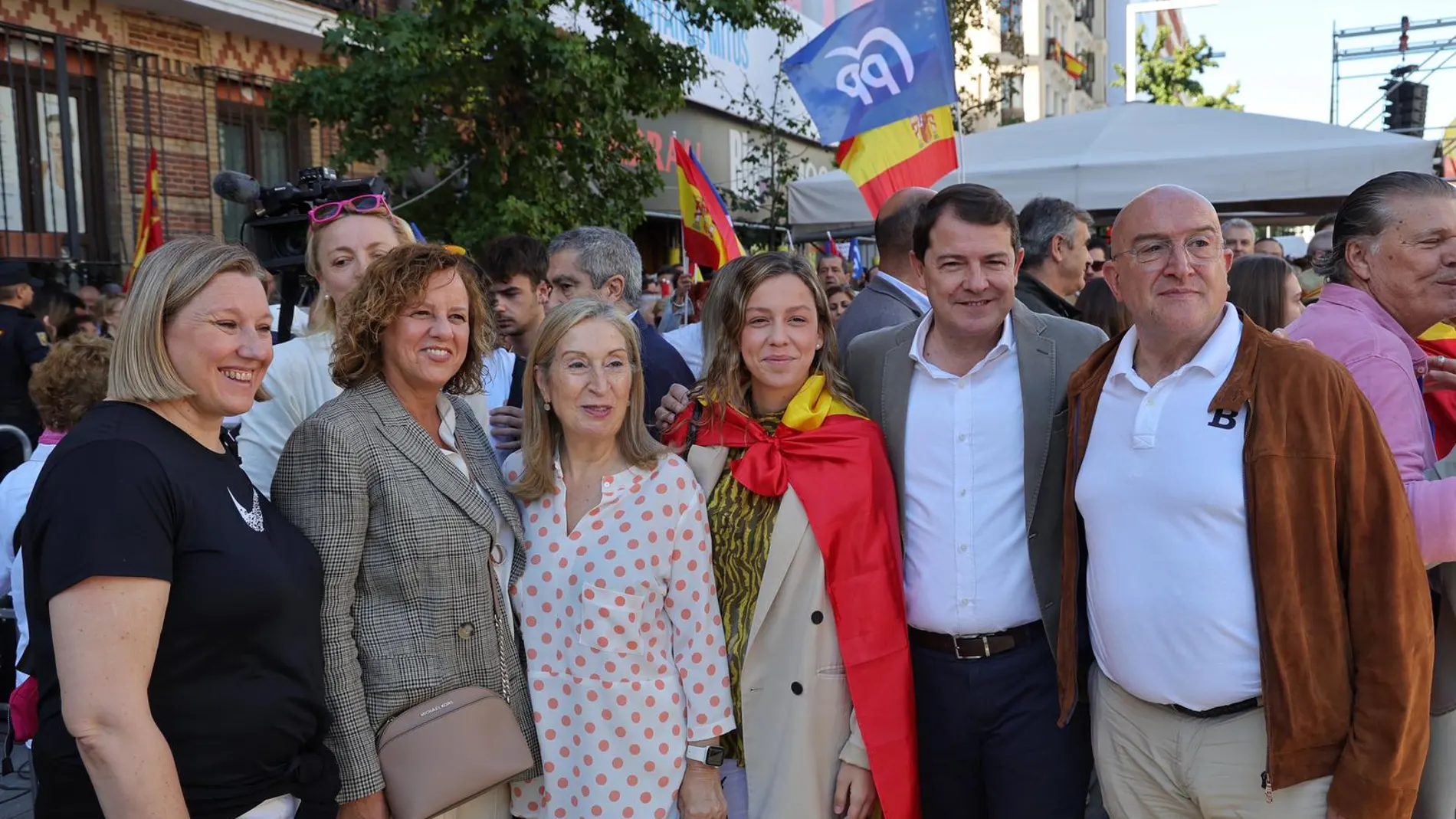El presidente del PP de Castilla y León, Alfonso Fernández Mañueco, junto a su mujer, una de sus hijas, Ana Pastor, Jesús Julio Carnero e Isabel Blanco