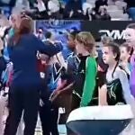 Operaria entrega medallas a atletas de gimnasia rítmica en Irlanda