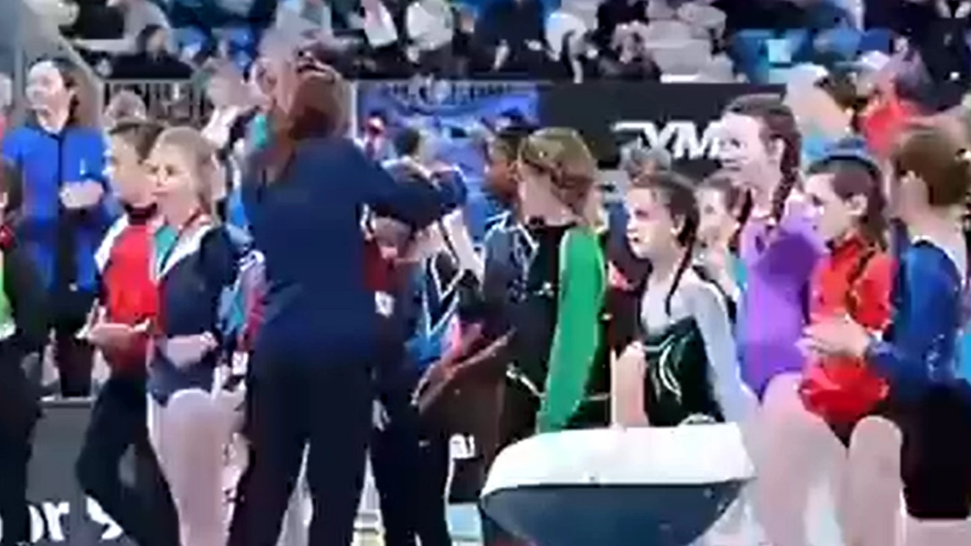 Operaria entrega medallas a atletas de gimnasia rítmica en Irlanda