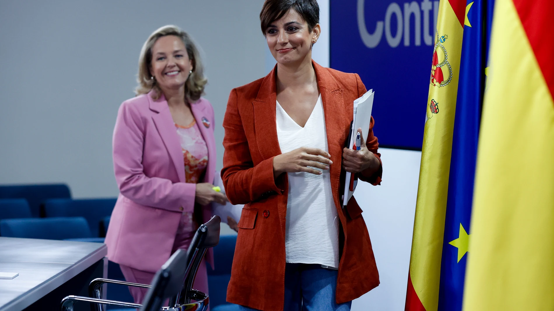 MADRID, 25/09/2023.- La ministra portavoz del Gobierno y ministra de Política Territorial en funciones, Isabel Rodríguez (d), y la vicepresidenta primera del Gobierno y ministra de Economía en funciones, Nadia Calviño, ofrecen una rueda de prensa después de la reunión del Consejo de Ministros, este lunes en Madrid. EFE/Juan Carlos Hidalgo