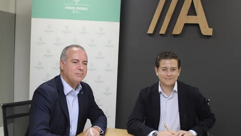 El director territorial en Castilla y León de Abanca, Marcos Lamas, y por el presidente del Fórum de Jóvenes de EFCL, Jaime Ortega, tras firmar el acuerdo