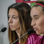 Aitana Bonmatí y Mariona Caldentey, durante su conferencia de prensa