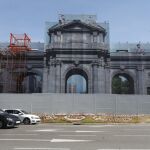 El "trampantojo" de la Puerta de Alcalá, con los días contados