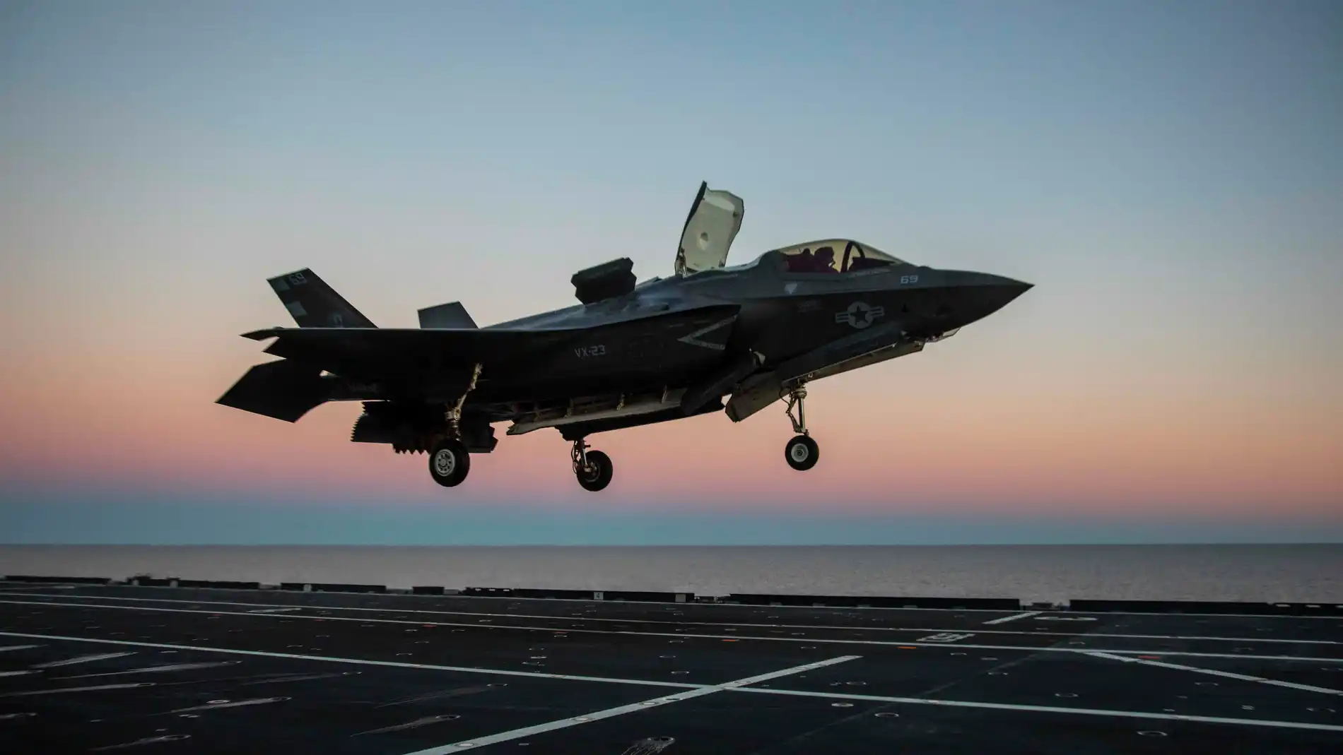 STYLELOCATIONU.S. Marine F-35 stealth fighter test pilot Maj. Brad Leeman performs a vertical landing on the flight deck of the Italian Navy flagship aircraft carrier ITS Cavour during carrier qualifications in the Atlantic Ocean March 7, 2021, off the coast of Norfolk, Virginia. (Foto de ARCHIVO) 07/03/2021