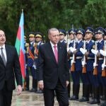 Recep Tayyip Erdogan, junto a Ilham Aliyev durante su visita ayer a Azerbaiyán