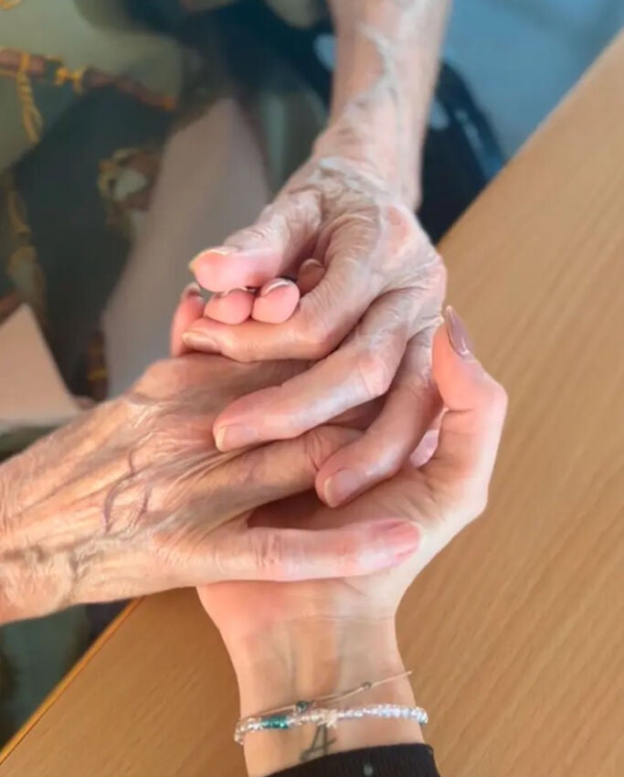 Cristina Porta junto a su abuela