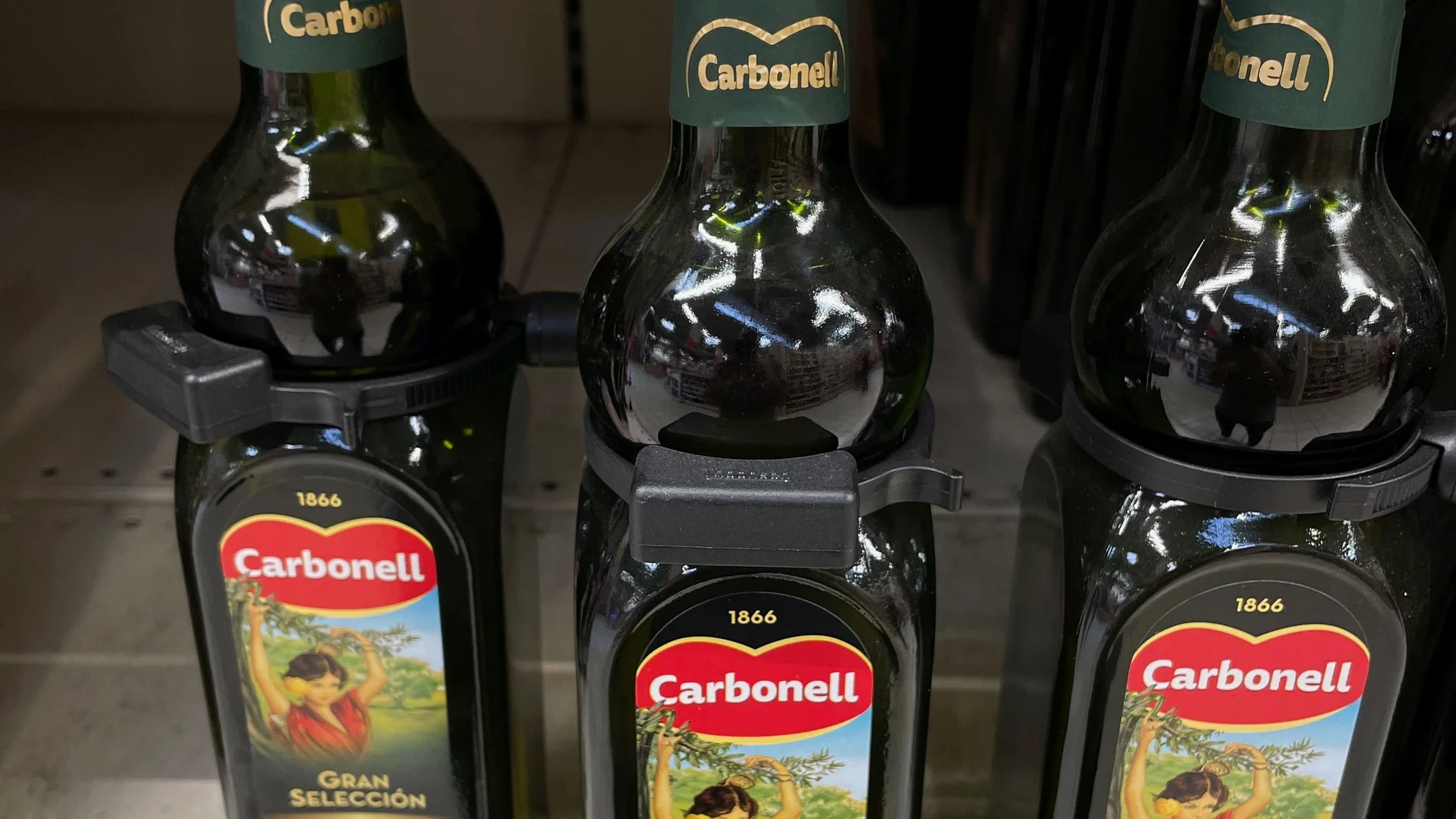 Botellas y garrafas de aceite de oliva. Algunas botellas llevan alarma por el alto precio de este. 