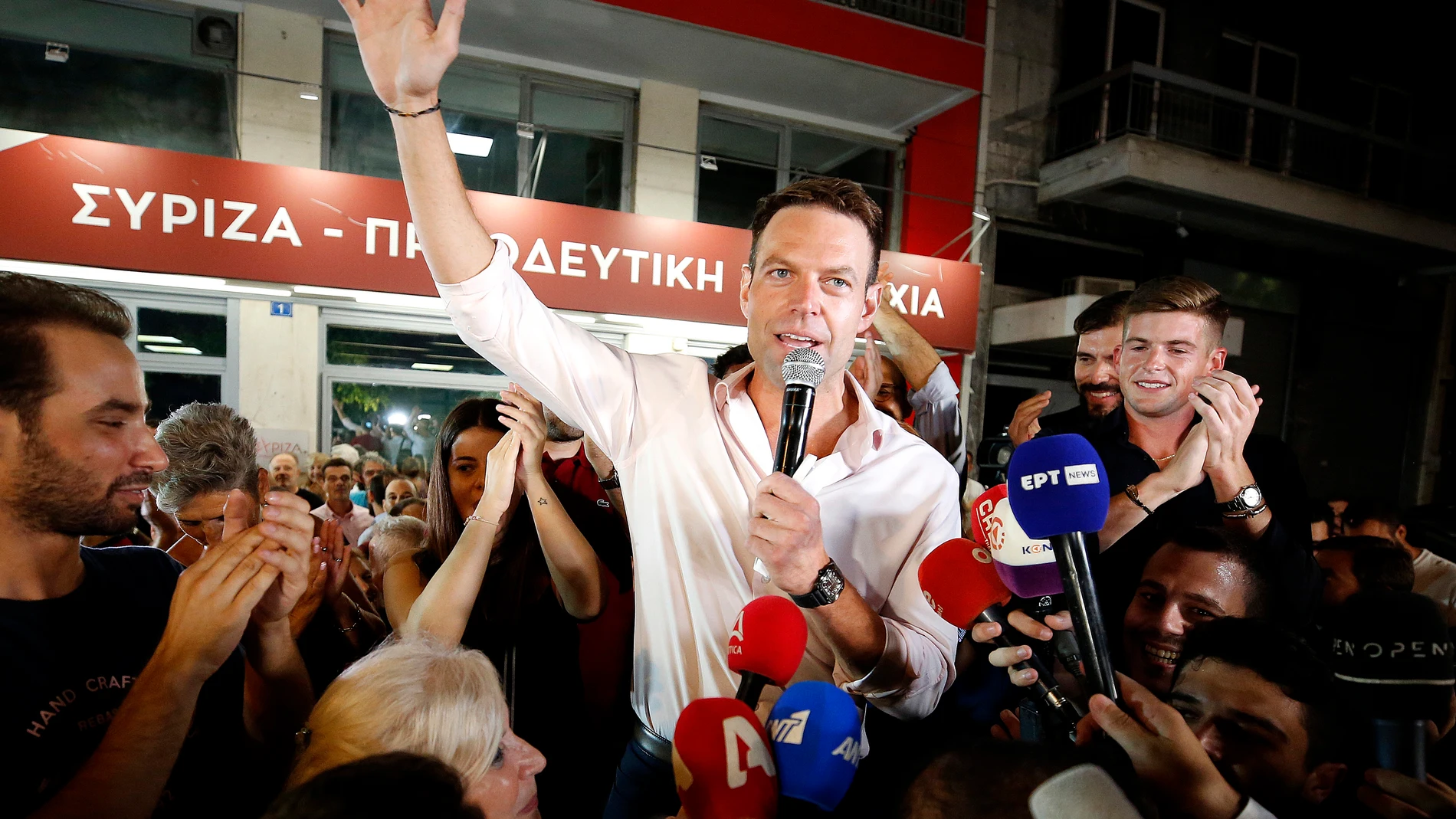 Athens (Greece), 24/09/2023.- Stefanos Kasselakis (C), elected as the new President of the SYRIZA-Progressive Alliance party, makes statements outside the party's offices in Athens, Greece, 24 September 2023. With 75 percent of the votes counted, Kasselakis on 24 September emerged as the victor of the election for a new leader of main opposition SYRIZA-Progressive Alliance, according to an announcement by Yiannis Drosos, head of the party's Electoral Committee. Kasselakis received 56.69 perce...