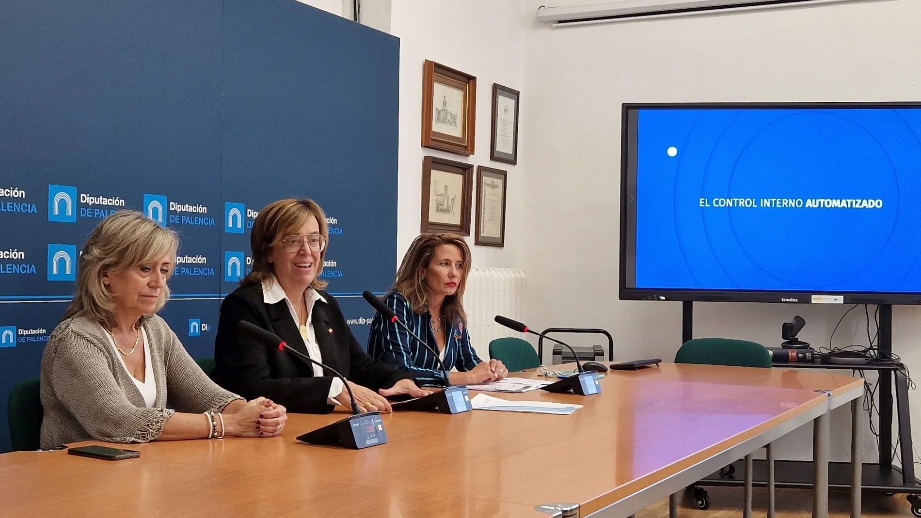 La presidenta de la Diputación de Palencia, Ángeles Armisén, presenta el Congreso junto a la vicepresidenta primera y diputada de Hacienda y Administración general de la institución provincial, María José de la Fuente, y la interventora general de la Diputación, Inmaculada Grajal.