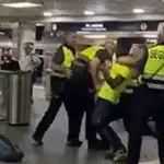 Momento de la agresión en la estación de plaza Cataluña