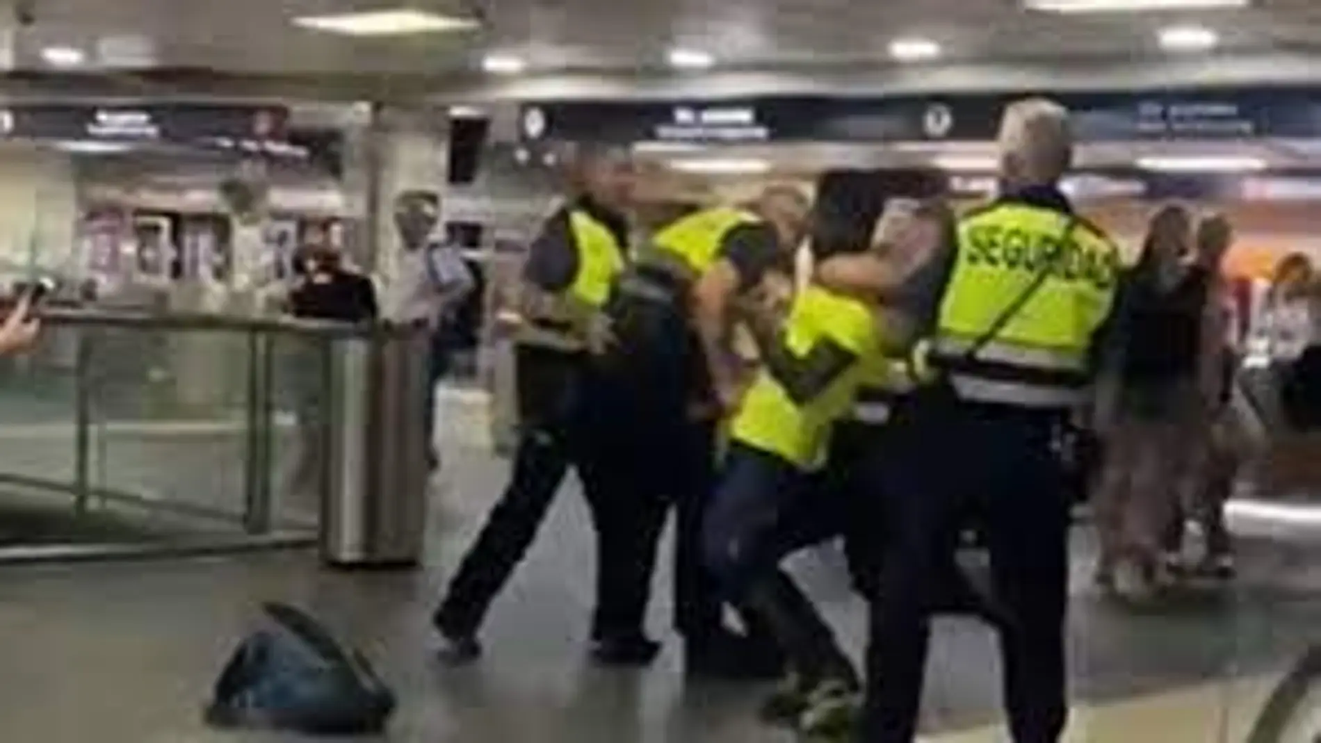 Momento de la agresión en la estación de plaza Cataluña