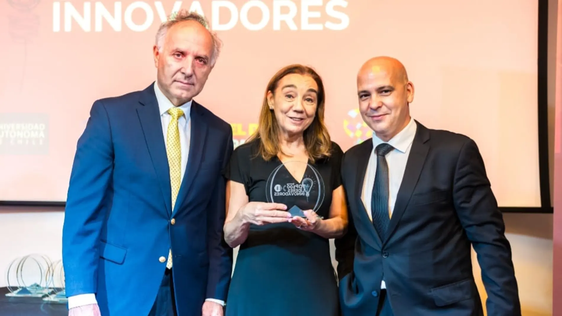 María Jesús Cuellar Nebreda, presidenta de la Universidad Isabel I, recoge el galardón