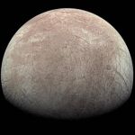 Europa fotografiada en 2022 por la sonda Juno, de la NASA 