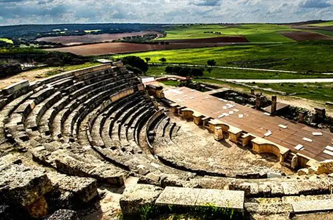 La desconocida ciudad romana con teatro, anfiteatro, templos y acueducto, a una hora de Madrid