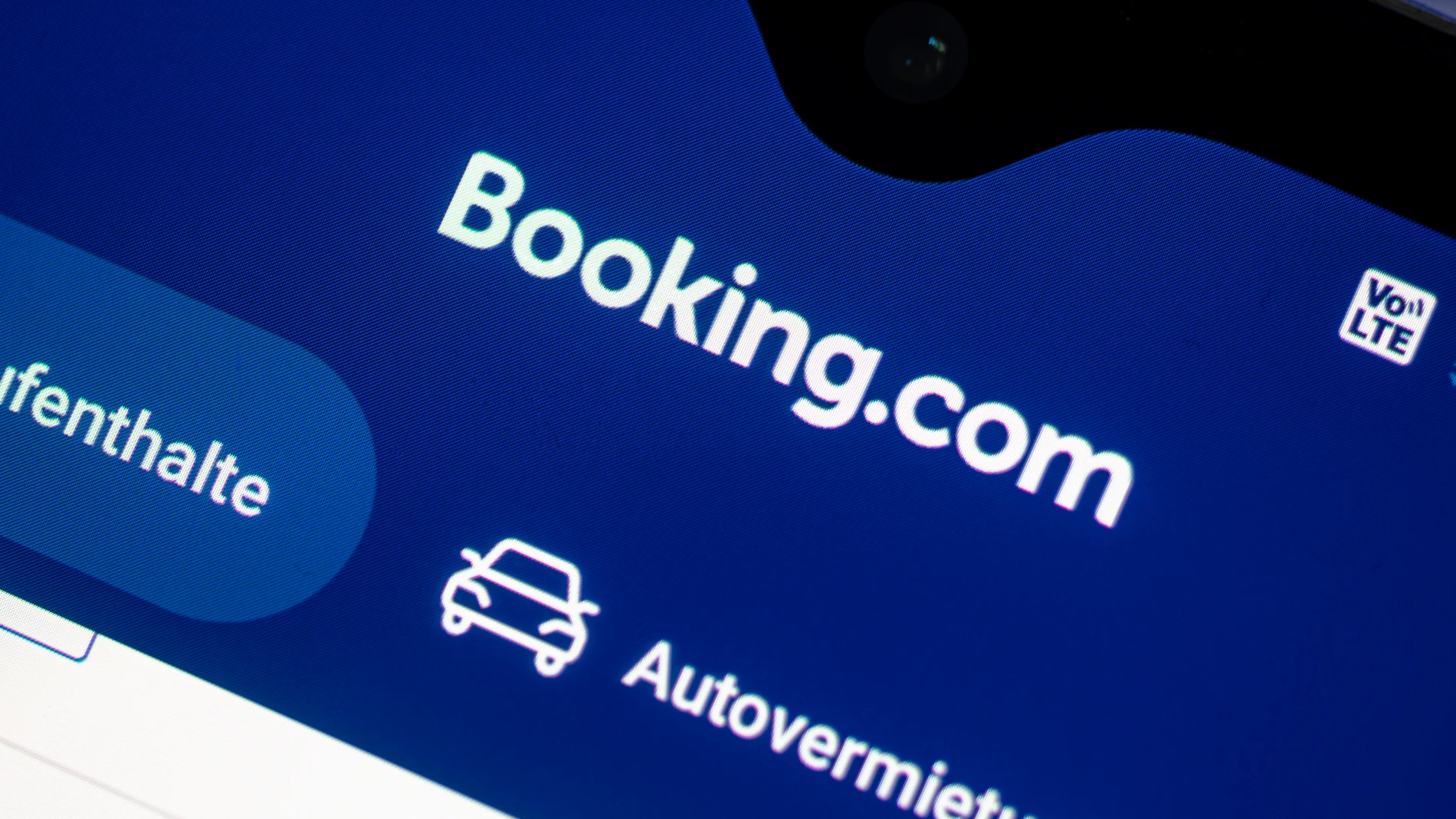 FILED - 16 May 2021, Berlin: The app of the travel portal Booking.com is shown on a smartphone. Photo: Fabian Sommer/dpa (Foto de ARCHIVO) 16/05/2021 ONLY FOR USE IN SPAIN