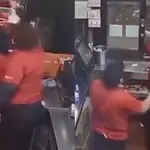 Una empleada de Jack-in-the-Box disparando a un cliente de autoservicio durante una discusión