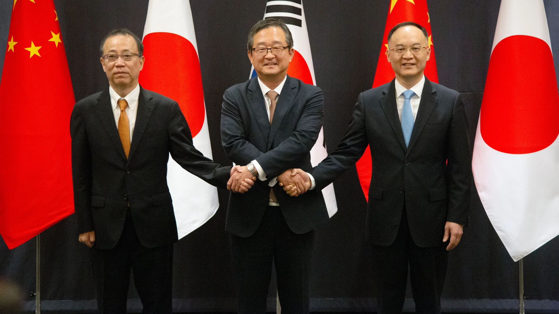 Seoul (Korea, Republic Of), 26/09/2023.- (L-R) Japanese Senior Deputy Foreign Minister Takehiro Funakoshi, South Korean Deputy Foreign Minister Chung Byung-won and Chinese Assistant Foreign Minister Nong Rong pose for a photo prior to a high-level meeting in Seoul, 26 September 2023, to discuss a three-way cooperation and explore the possibility of resuming the long-stalled summit of their leaders. (Japón, Corea del Sur, Seúl) EFE/EPA/JEON HEON-KYUN 