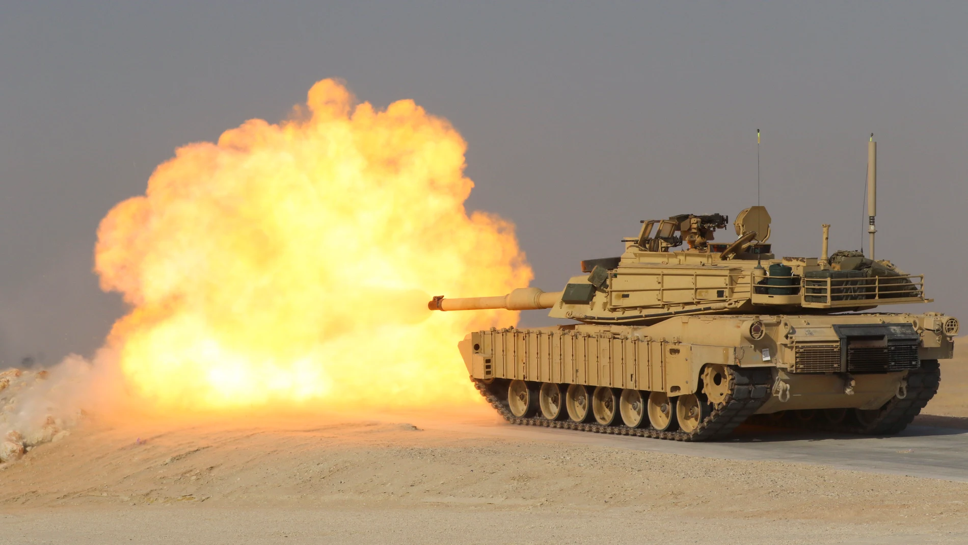 August 16, 2023 - Udairi Range Complex, Kuwait - An M1A2 Abrams tank assigned to the 98th Cavalry Regiment, fires a tank round at a target during a live fire qualifications at the Udairi Multi Purpose Range Complex, Kuwait, August, 2023. The M1A2 System Enhancement Package Version 2 (SEPv2) is an upgraded version of the M1 Abrams main battle tank. It features improved electronics, including updated command, control, and communication systems. (Foto de ARCHIVO)16/08/2023
