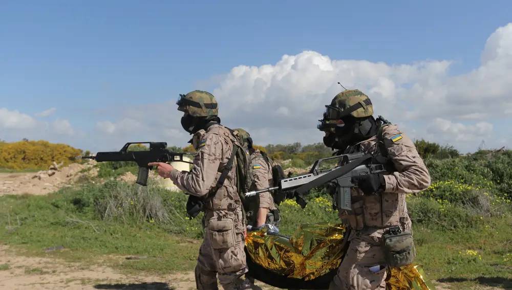 Militares ucranianos durante un ejercicio con heridos