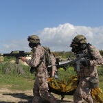 Militares ucranianos durante un ejercicio con heridos