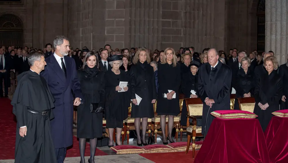 Los Reyes y las infantas en el funeral de la infanta Pilar