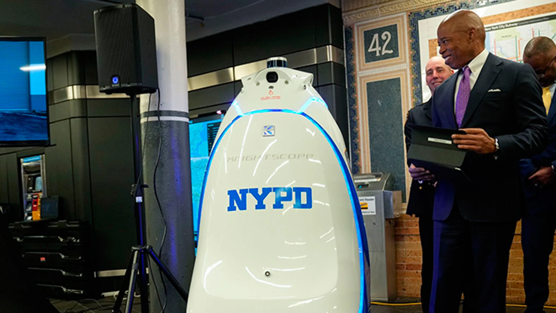 El nuevo robot de la Policía de Nueva York que ya patrulla el metro de Times Square.