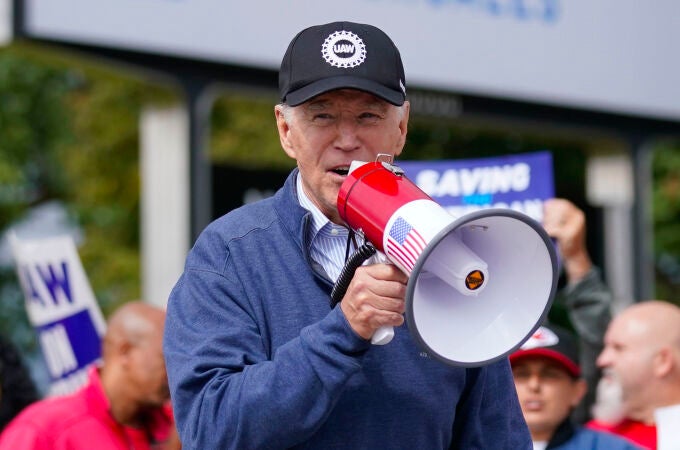 El presidente Joe Biden se puso al frente de la protesta de la UAW, ayer