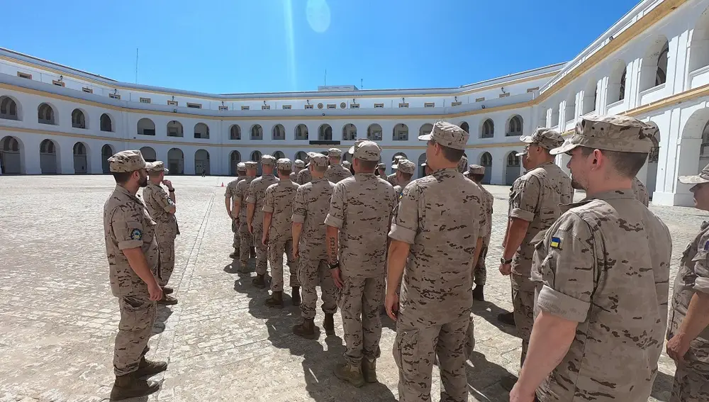 Militares y civiles ucranianos en Cádiz