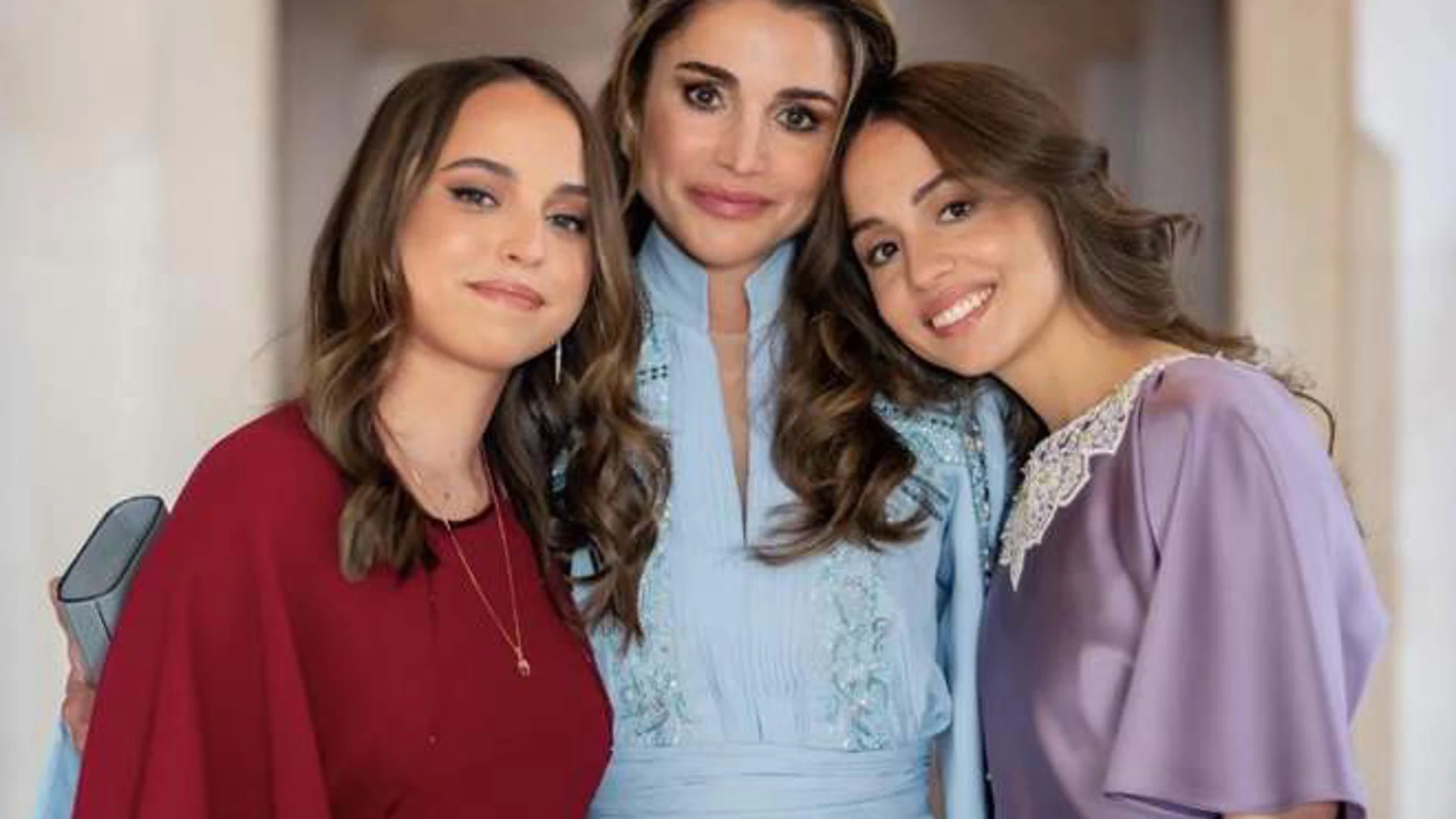 Rania de Jordania con sus hijas Salma e Imán