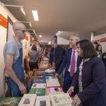 El rector de la Usal, Ricardo Rivero, visita la feria de bienvenida organizada en el Campus de Ávila