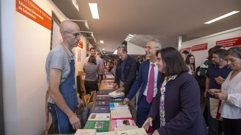 El rector de la Usal, Ricardo Rivero, visita la feria de bienvenida organizada en el Campus de Ávila