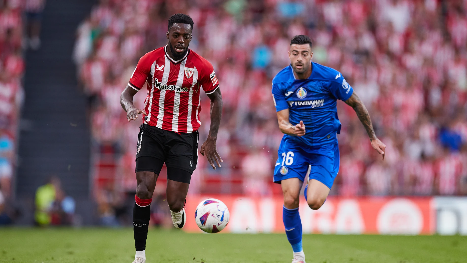 Inaki Williams of Athletic Club competes for the ball with Diego Rico of Getafe CF during the LaLiga EA Sports match between Athletic Club and Getafe CF at San Mames on September 27, 2023, in Bilbao, Spain. Ricardo Larreina / Afp7 27/09/2023 ONLY FOR USE IN SPAIN