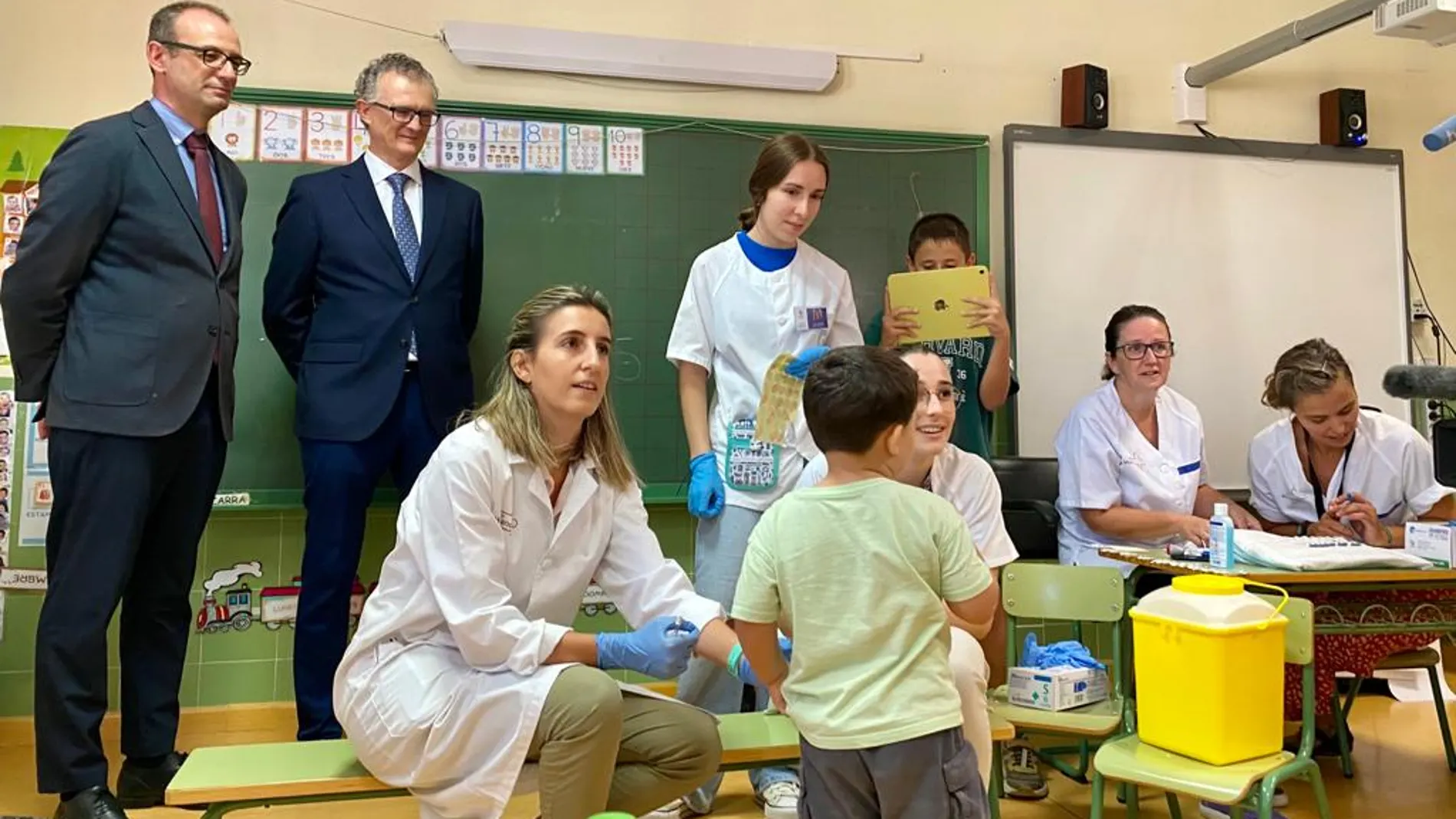 Los consejeros Pedreño y Marín visitaron hoy el colegio San Félix Murcia con motivo del inicio de la vacunación frente la gripe a los menores