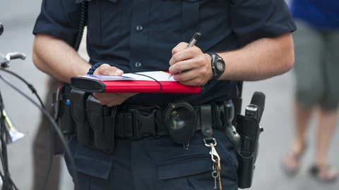 La Policía ya ha detenido a tres de los varones, y se encuentra buscando al resto de sospechosos