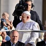 Francisco durante la audiencia general en la plaza de San Pedro del Vaticano