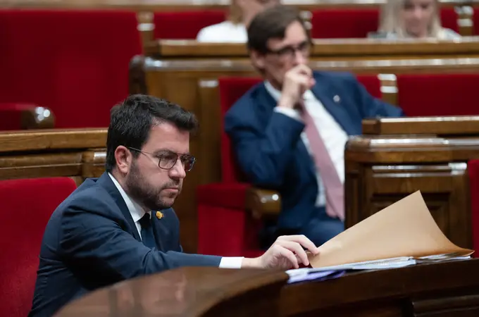 El Parlament aprueba reclamar a Sánchez un referéndum para ser investido y el PSC contesta con elecciones